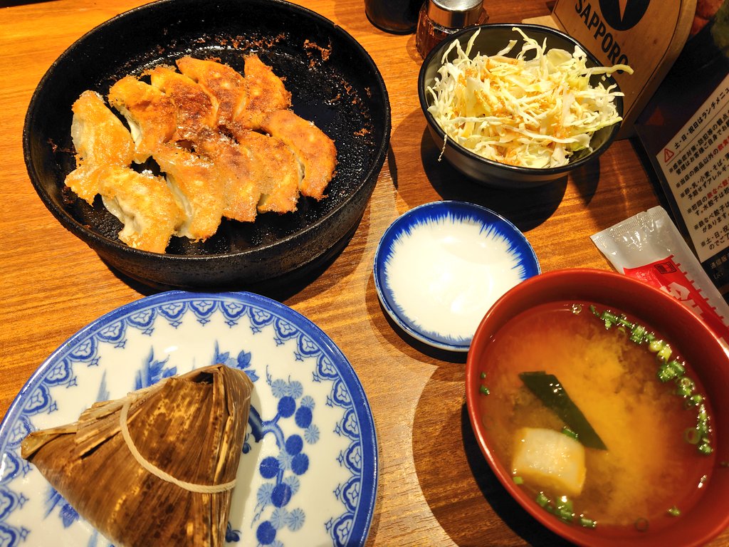 gurumebanzai's tweet photo. 福岡県北九州市小倉
「鉄なべ」　総本店

久々に投稿します。鉄なべ餃子発祥と呼ばれるお店です。ランチでチマキ付けました。両面カリカリでいいですね！ https://t.co/NRiDVKxLXR