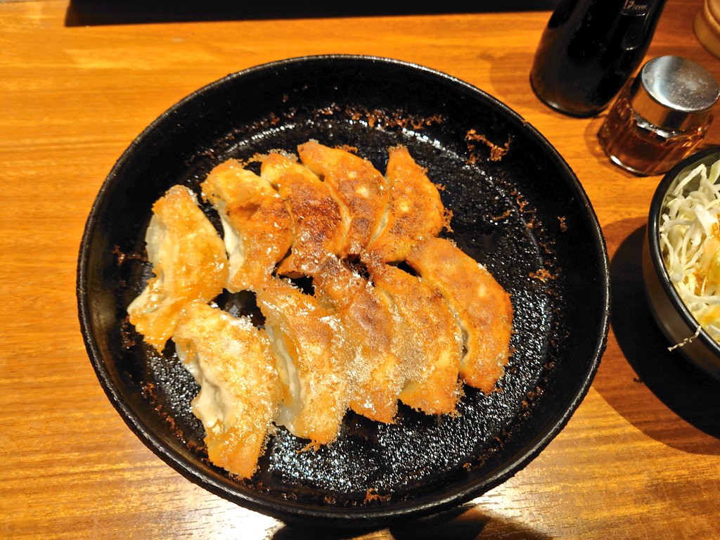 gurumebanzai's tweet photo. 福岡県北九州市小倉
「鉄なべ」　総本店

久々に投稿します。鉄なべ餃子発祥と呼ばれるお店です。ランチでチマキ付けました。両面カリカリでいいですね！ https://t.co/NRiDVKxLXR