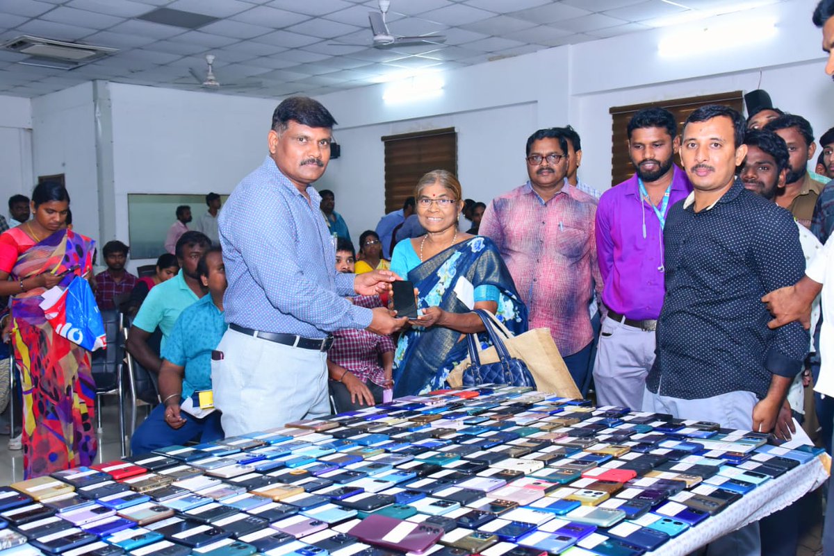 VjaCityPolice's tweet photo. .... ది 13.03.2024 న "మొబైల్ రికవరీ మేల" నిర్వహించింది బాధితులకు అందించడం జరిగింది.
#lostmobile_recovery #chatbot #whatsapp #recovery #High_Alert #mobile #theft #lost #vijayawadacity #NTRDistrict #AndhraPradeshPolice @APPOLICE100 (2/2) https://t.co/tNbtVRCax3
