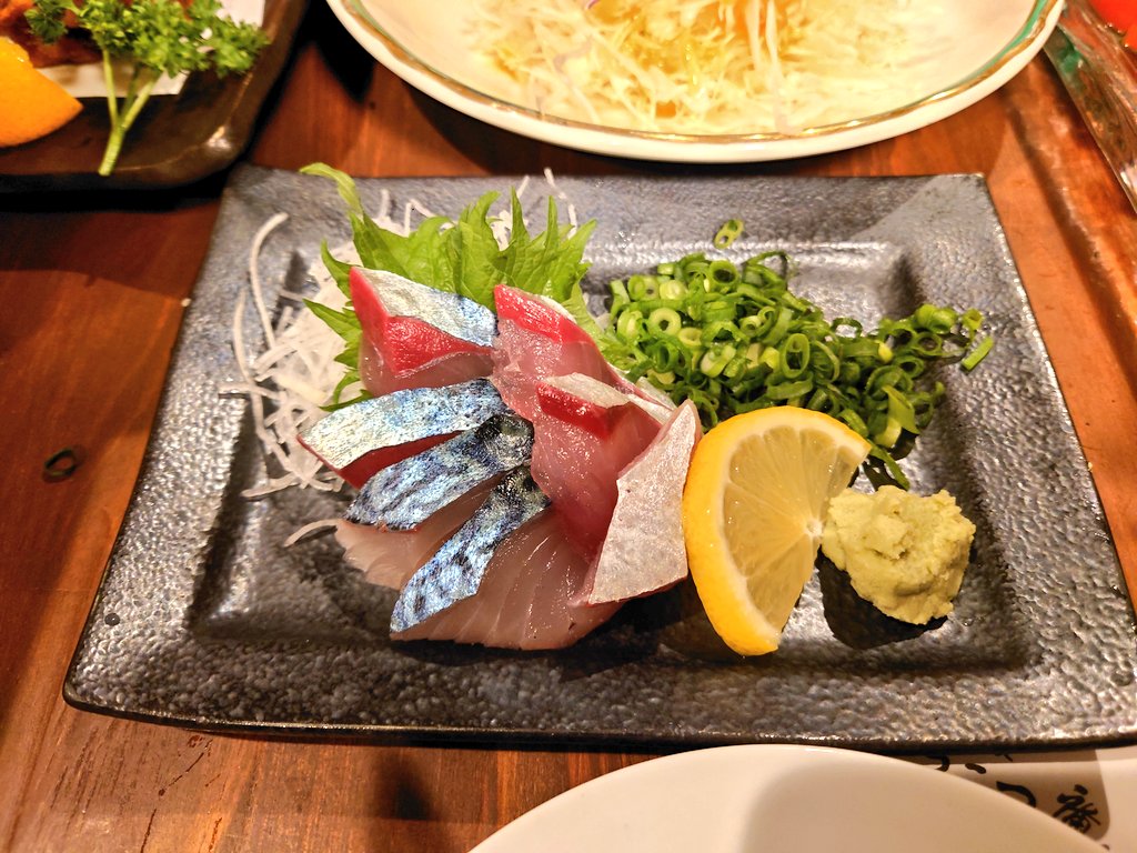 gurumebanzai's tweet photo. 大分県大分市
「コツコツ庵」

前日は大分へ。コツコツ庵で郷土料理をたくさん食べました。これは関サバと関アジ……どちらが関アジかわかりますよね(笑)。関アジの方が美味しかった！ https://t.co/MV4TbU4g97
