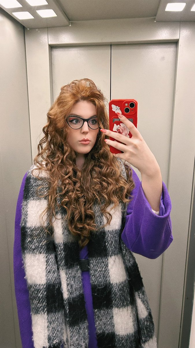 Волосы так уложились сегодня, как будто он хочет поиграть, хитрый, быстрый пупсик