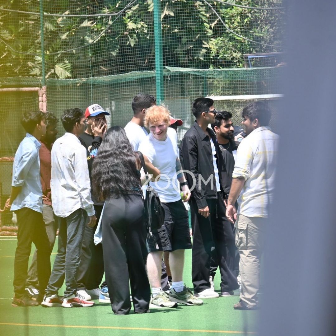 Here’s a treat for y’all🥹
Zoom Exclusive: #shubmangill, #EDSheeran, and #tanmaybhat spotted playing cricket in the city today🫶🏻🥹

#zoomtv #exclusive #zoompapz #bollywood