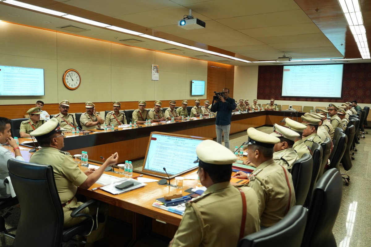 આજ રોજ ગાંધીનગર ખાતે ગૃહરાજ્ય મંત્રી સાહેબશ્રીની ઉપસ્થિતિમાં હોમગાર્ડઝ, ગુજરાત રાજ્યના નવ નિયુક્ત જિલ્લા કમાન્ડન્ટશ્રીઓ સાથે શુભેચ્છા મુલાકાતમાં કમાન્ડન્ટ જનરલશ્રી મનોજ અગ્રવાલ સાહેબશ્રી તથા વડી કચેરીના અધિકારીશ્રીઓ હાજર રહેલ જેમાં ગૃહરાજ્ય મંત્રી સાહેબશ્રીએ શુભેચ્છા પાઠવેલ છે.