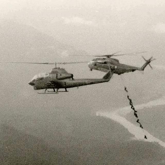 Stairway to heaven??? 🧐 MACV-SOG team in Vietnam being extracted by a CH-53 Sea Stallion helicopter via SPIE, 1970. Definitely not for the faint hearted!