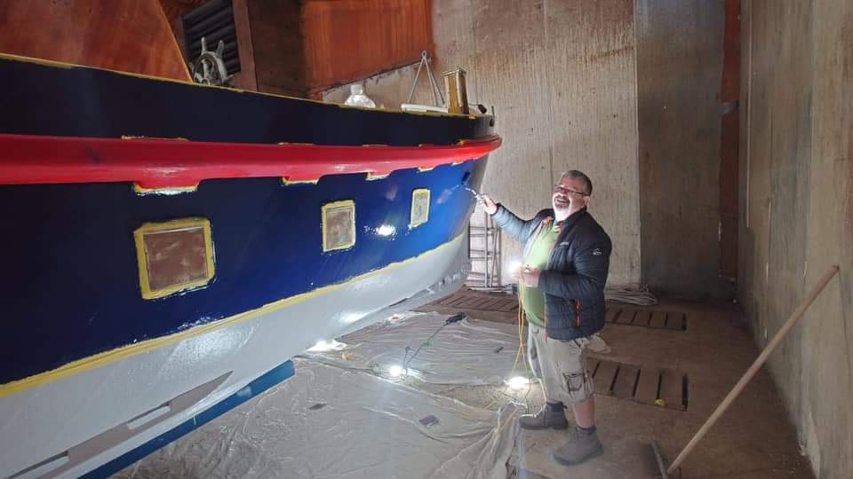 RescueWoodBoats's tweet image. #LucyLavers looking good as new layers of paint go on. 
Thank you to @WithamGroup for donating the blue paint 👌 
Great work by @boonbespokedecor Curlew Coastal Charters, @dave_fincham, @MarkDewson &amp;amp; @JohnKeyte
@NatHistShips 
#DunkirklittleShips