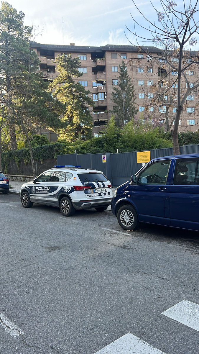 PiniGerman1's tweet photo. @policiademadrid solo preguntar si está permitido estacionar más de 2 minutos en un vado, porque ya que ponemos multas por dejar a los niños, también hay que dar ejemplo, y si no pueden aparcar correctamente que lo hagan en el centro comercial, como han sugerido. Gracias. https://t.co/dT2mlgsqHD