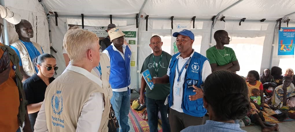 In #SouthSudan @WFPChief visits our nutrition team where 1000s arrive daily fleeing war in Sudan. 1 in 4 children in Renk transit centre are malnourished. @WFP has reached more than 128,600 children & mothers with nutrition services & more than 429,860 people with food assistance