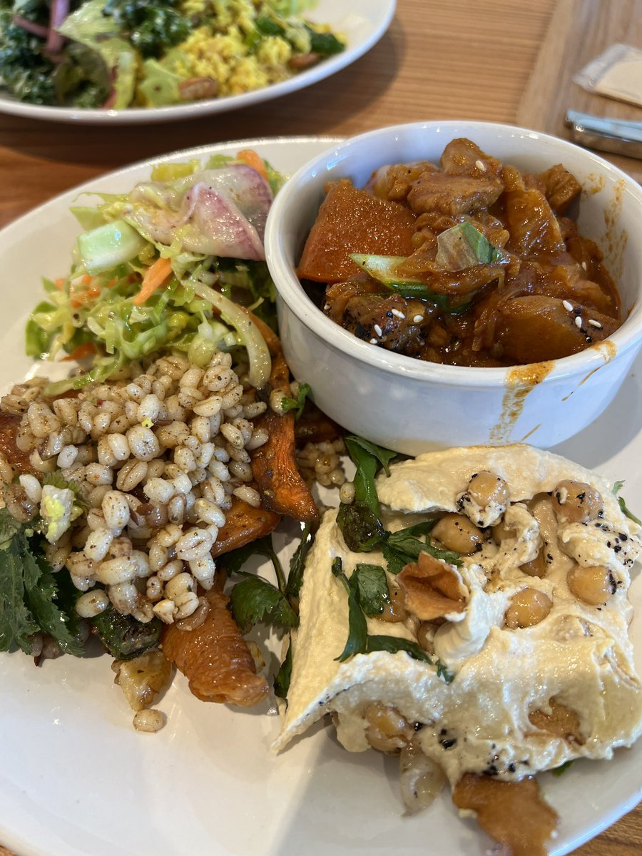 john_toffler's tweet photo. 奥さんにデリ系はOTTOLENGHIオススメだよって話した矢先に白州にロンドンのヘッドシェフが出店🧑‍🍳めちゃレベル高い！野菜が美味しいエリアにデリカテッセンて盲点だったかも
#koma_atelier https://t.co/Q1tMudvkvD