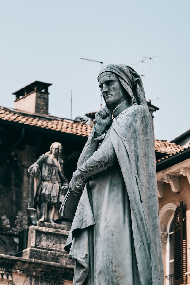 In view of the day dedicated to Dante on March 25, I have prepared a short questionnaire on the English (human and machine) translations of the first tercet of the Comedy; fill in and share please! forms.office.com/e/jn1ZFH9EM3 (Pic by Marcus Ganahl - Unsplash)