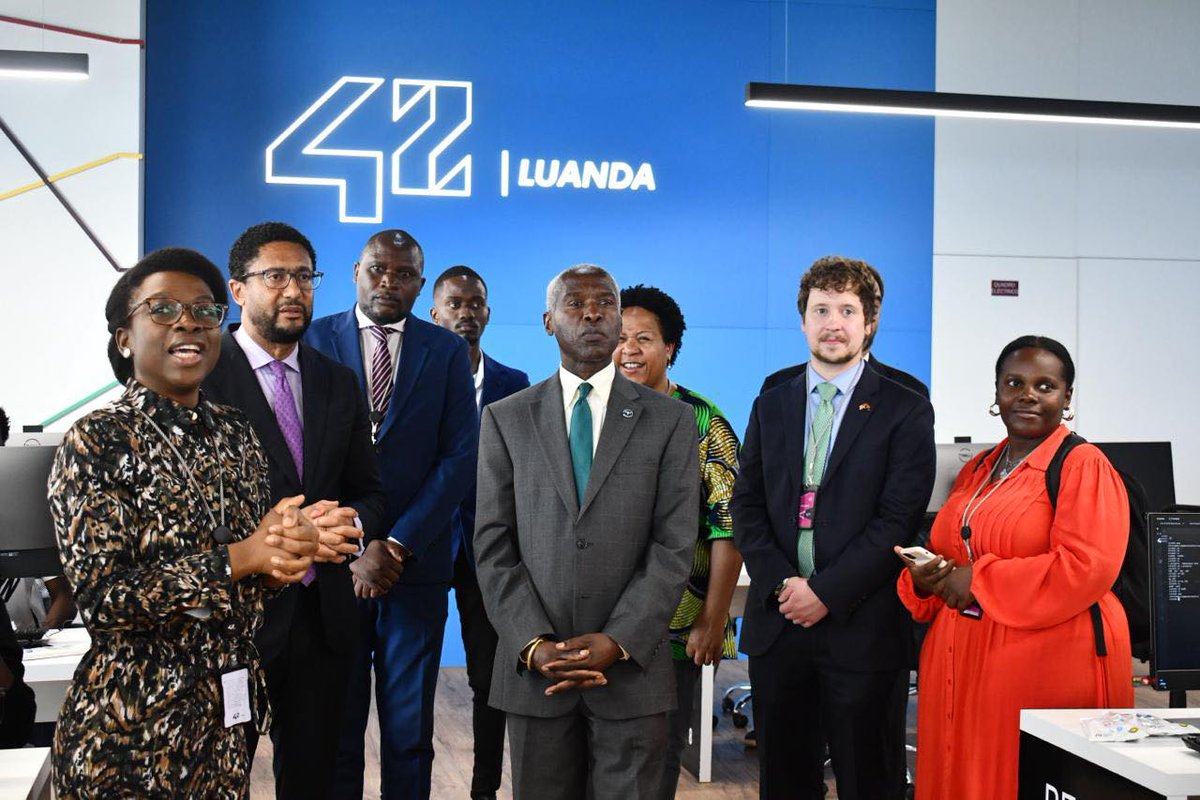 Visitei a Escola 42 Luanda em Talatona, onde inteirei-me sobre o funcionamento da escola e o impacto esperado junto dos jovens. Agradeço ao Dr. Edson Barreto, Director do Gabinete de Quadro do Presidente da República de Angola, a Sra. Nyanga Tyitapeka, Administradora da 42…