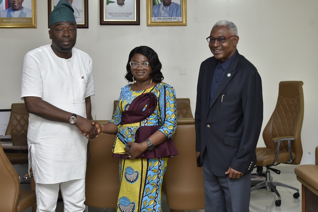 FHANigeria's tweet photo. MD/CE HON.OYETUNDE OJO IN THE COMPANY OF THE ED (ESTATE SERVICES) ARC. NYA - ETOK EZEKIEL RECEIVING THE CROSS RIVER STATE COMMISSIONER FOR HOUSING, DR. BEATRICE IGWE. https://t.co/WrYODBMwyG