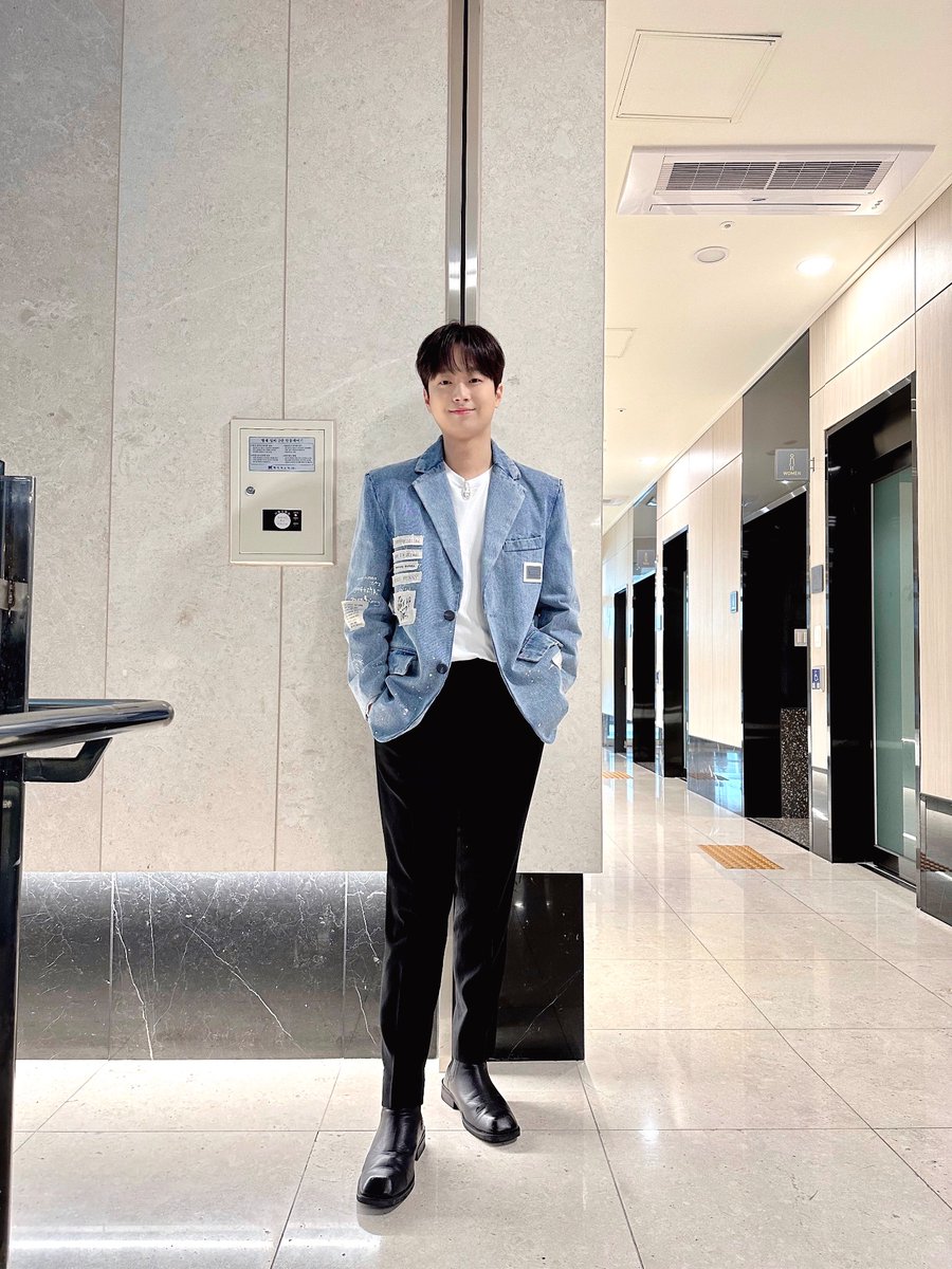 📸 찬또그래퍼 📸 오늘도 찬스 분들 곁으로 찬원 MC가 찾아갑니다😎 언제나 찰떡인! 청자켓을 입고 <한 끗 차이: 사이코멘터리>에 나타났다고...