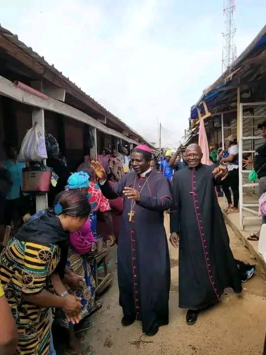 dailyechoes237's tweet photo. National Echoes

Archbishop Andrew Nkea of Bamenda paid a walking visit of consolation on Tuesday March 13 to the victims of the recent fire accident in Bamenda main market.

The Archbishop told the traders to know that God never abandon his people no matter the difficulties. https://t.co/HphUpDWcLF