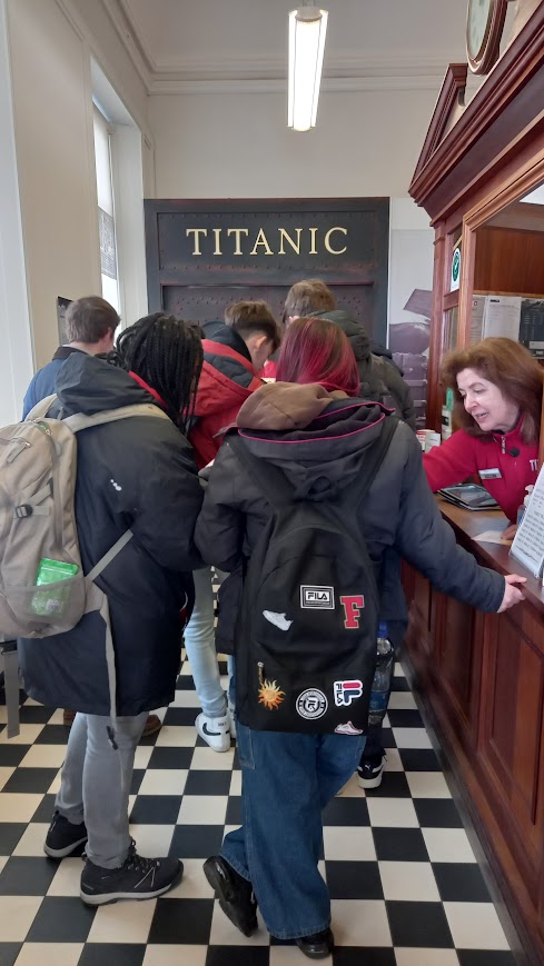 SpectraFndn's tweet photo. ¡Marzo lleno de aprendizaje! 📚✨ ¡Mira las fotos de la inmersión en Kilkenny con los alumnos de @ies_seneca! 🇮🇪💚 #InmersiónKilkenny #AprendizajeInolvidable 🌟 https://t.co/YGqaEmygqH