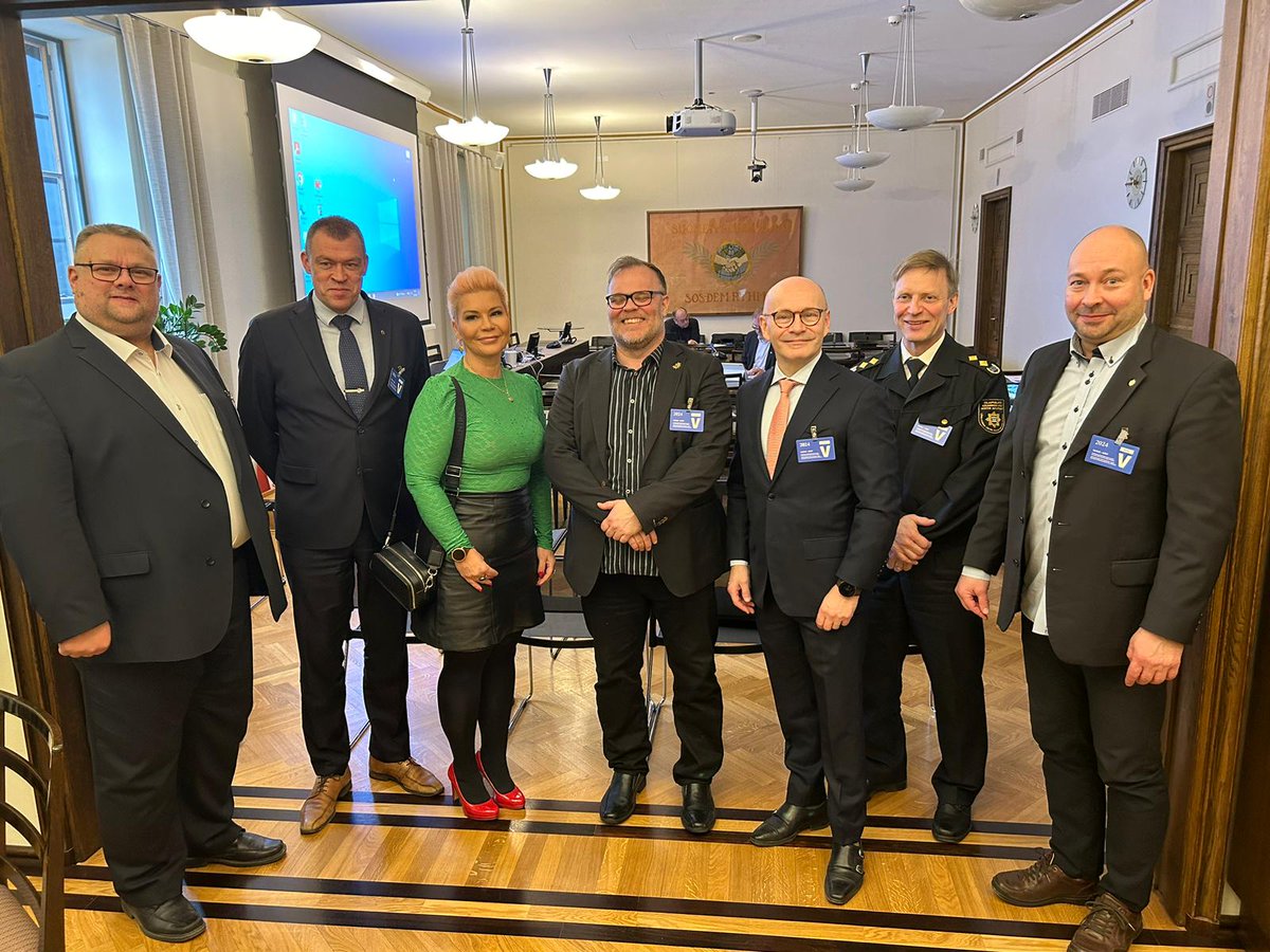 paula werning (@paula_werning) on Twitter photo Sd. eduskuntaryhmä ja pelastusalan järjestöt tapasivat. Kuulimme alan ajankohtaista tilanteesta ja muutostarpeista. Huippu kolmikko: Suomen palopäällystöliitto, Suomen Sopimuspalokuntien Liitto ja Suomen Pelastusalan Keskusjärjestö.
<a href="/SPEK_ry/">SPEK</a>
<a href="/SPPL_ry/">Palopäällystöliitto</a>
<a href="/SSPL_ry/">Suomen Sopimuspalokuntien Liitto</a>
<a href="/Demarit/">Sosialidemokraatit</a> Sd. eduskuntaryhmä ja pelastusalan järjestöt tapasivat. Kuulimme alan ajankohtaista tilanteesta ja muutostarpeista. Huippu kolmikko: Suomen palopäällystöliitto, Suomen Sopimuspalokuntien Liitto ja Suomen Pelastusalan Keskusjärjestö.
<a href="/SPEK_ry/">SPEK</a>
<a href="/SPPL_ry/">Palopäällystöliitto</a>
<a href="/SSPL_ry/">Suomen Sopimuspalokuntien Liitto</a>
<a href="/Demarit/">Sosialidemokraatit</a>