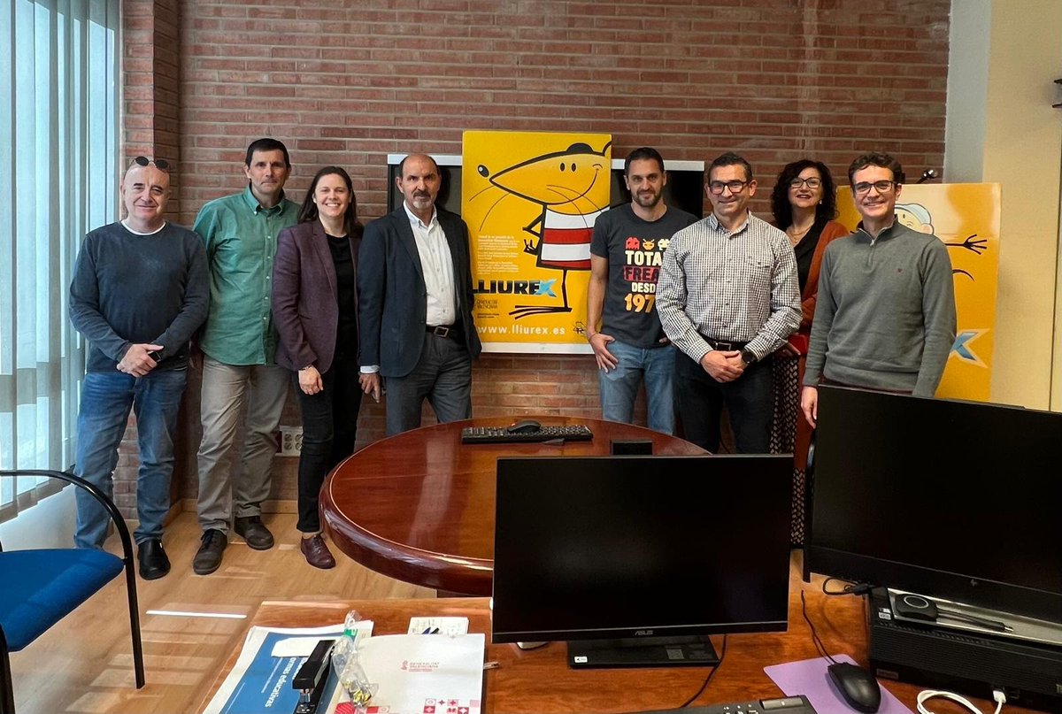 GVAeducacio's tweet photo. ✔️El DG d'Infraestructures Educatives, Rafael Valcárcel, i responsables de @LliureX i FP, es reunixen amb el coordinador del projecte LliureX de l'UJI, @juliopachecoa, per a organitzar la pròxima jornada que se celebrarà a a final de maig a la @UJIuniversitat https://t.co/CKdG8dlW3U