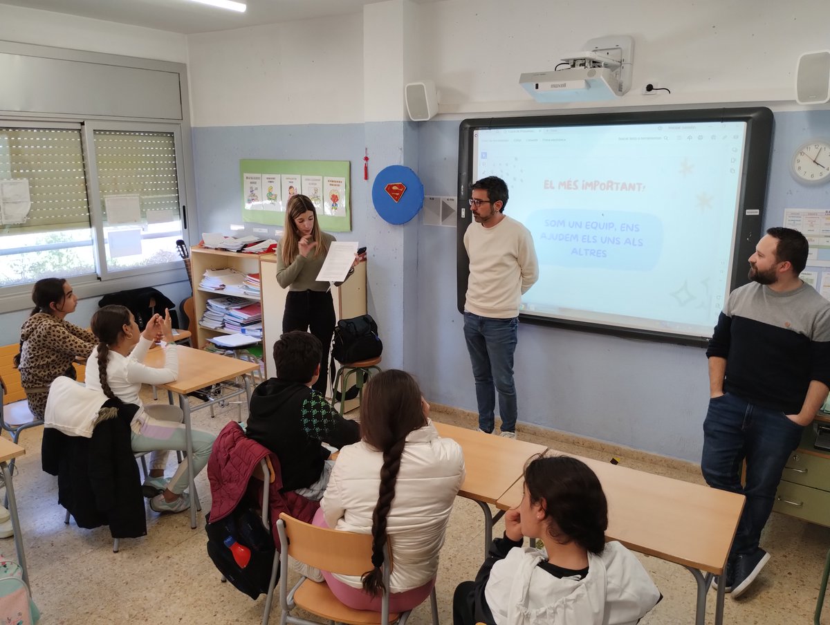 ElPratEducacio's tweet photo. 🚶🚶‍♀️ Comença a caminar el tercer pòdcast d'"El món a 150 cm"!
🎤 Ahir a la tarda, amb els companys d'@elpratradio, vam estar fent la primera sessió formativa a l'aula amb el grup de 6è de Primària de l'@IEdelPrat! 
Un primer contacte 🔝!
#elprateduca https://t.co/H60h9VmMzk