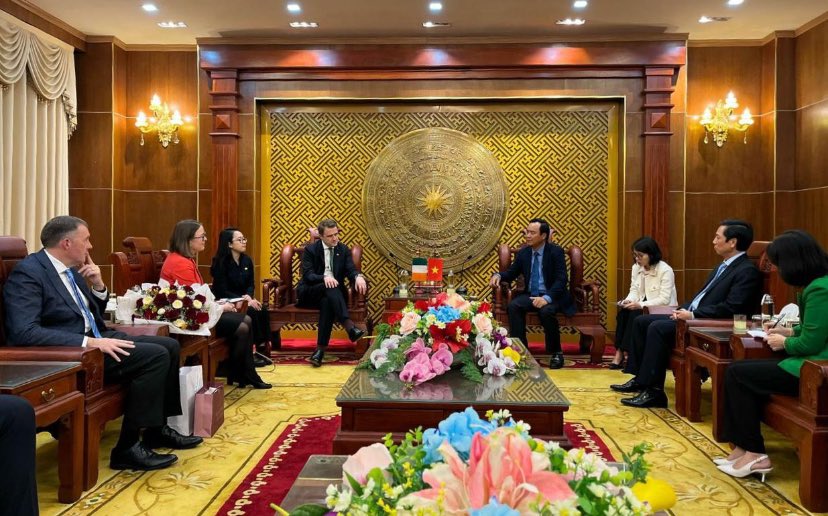 In Quang Tri, Minister @JamesBrowneTD met with Provincial Chairman Mr. Vo Van Hung & Vice Chairman Mr. Hoang Nam to discuss 🇮🇪’s long-standing support and funding for programmes for mine risk education, ethnic minority development, disaster risk reduction & nutrition 🇮🇪🤝🇻🇳