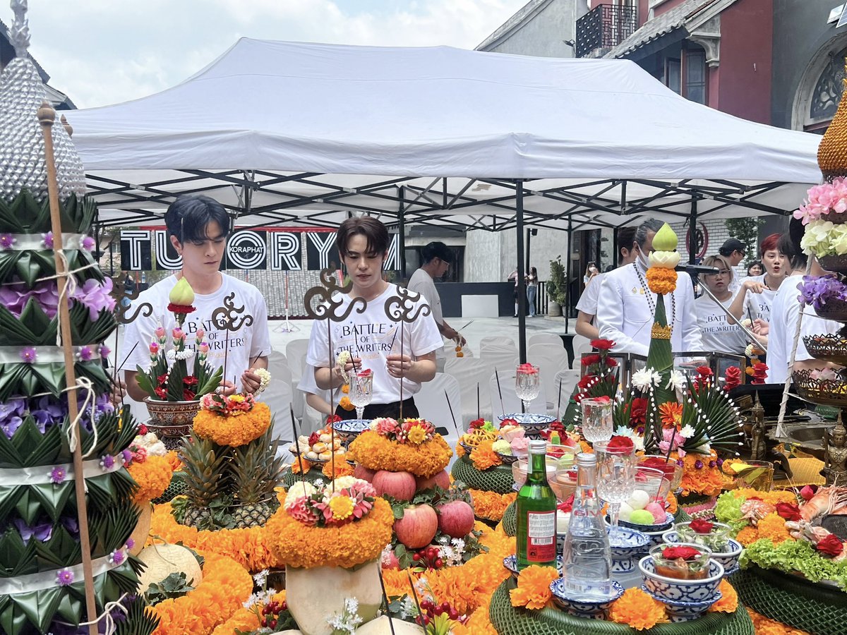 ดูมันดิ DOMUNDI TV (@domunditv) on Twitter photo ภาพบรรยากาศพิธีบวงสรวงซีรีส์ “รักใต้บรรทัด”✨
ขอบคุณแฟน ๆ ทุกคนที่เดินทางมาเจอกันในวันนี้่ รวมถึงทุกกำลังใจที่ส่งมาให้กันตลอดทั้งงาน รวมถึงฝากทุกคนติดตามและส่งกำลังใจให้ “ติวเตอร์” <a href="/TutorKrp/">TUTOR</a> “ยิม” <a href="/mynameis_yim/">mynameis_yim</a> “มาร์ค” <a href="/Msorntast/">Mark Sorntast</a> “เจ็ม” <a href="/Gems_Jsd/">Gems.jsd</a> นักแสดงทุก ๆ ท่าน ภาพบรรยากาศพิธีบวงสรวงซีรีส์ “รักใต้บรรทัด”✨
ขอบคุณแฟน ๆ ทุกคนที่เดินทางมาเจอกันในวันนี้่ รวมถึงทุกกำลังใจที่ส่งมาให้กันตลอดทั้งงาน รวมถึงฝากทุกคนติดตามและส่งกำลังใจให้ “ติวเตอร์” <a href="/TutorKrp/">TUTOR</a> “ยิม” <a href="/mynameis_yim/">mynameis_yim</a> “มาร์ค” <a href="/Msorntast/">Mark Sorntast</a> “เจ็ม” <a href="/Gems_Jsd/">Gems.jsd</a> นักแสดงทุก ๆ ท่าน