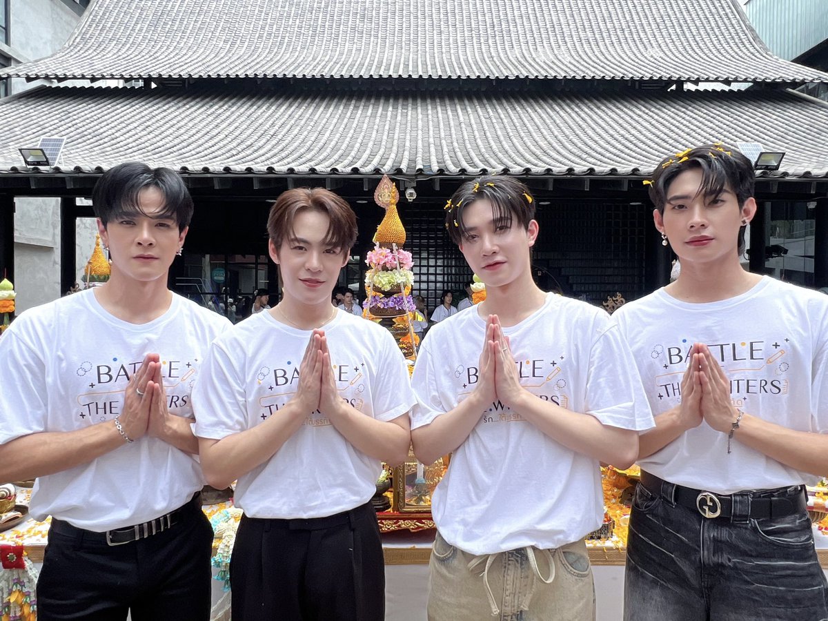 DomundiTV's tweet photo. ภาพบรรยากาศพิธีบวงสรวงซีรีส์ “รักใต้บรรทัด”✨

ขอบคุณแฟน ๆ ทุกคนที่เดินทางมาเจอกันในวันนี้่ รวมถึงทุกกำลังใจที่ส่งมาให้กันตลอดทั้งงาน รวมถึงฝากทุกคนติดตามและส่งกำลังใจให้ “ติวเตอร์” @TutorKrp “ยิม” @mynameis_yim “มาร์ค” @Msorntast “เจ็ม” @Gems_Jsd นักแสดงทุก ๆ ท่าน และทีมงานของซีรีส์ด้วยนะคะ🥰🫶

#บวงสรวงรักใต้บรรทัด