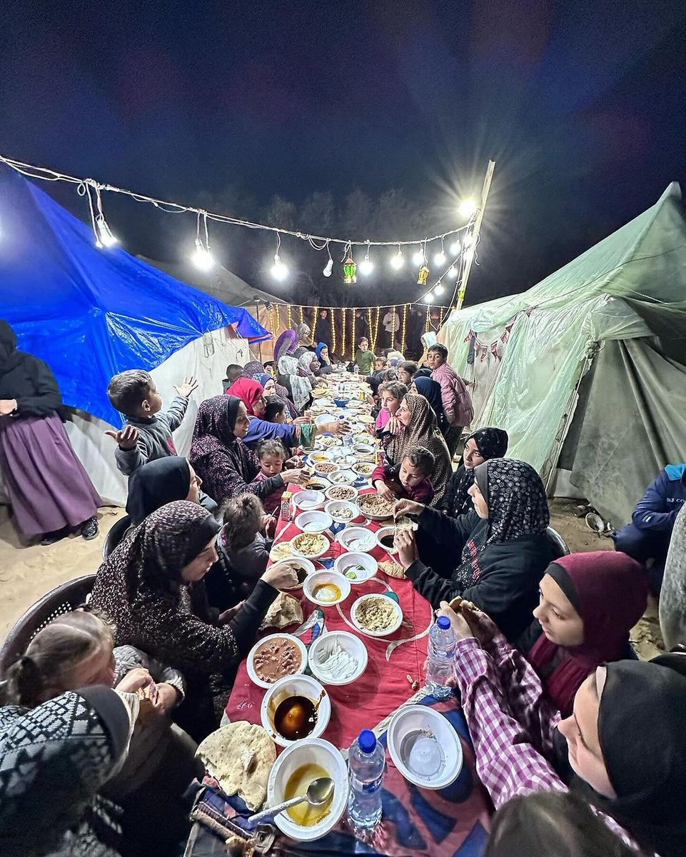 Suasana sahur di Gaza.
Ya Allah, berkahilah sahur kami dan sahur warga Gaza!