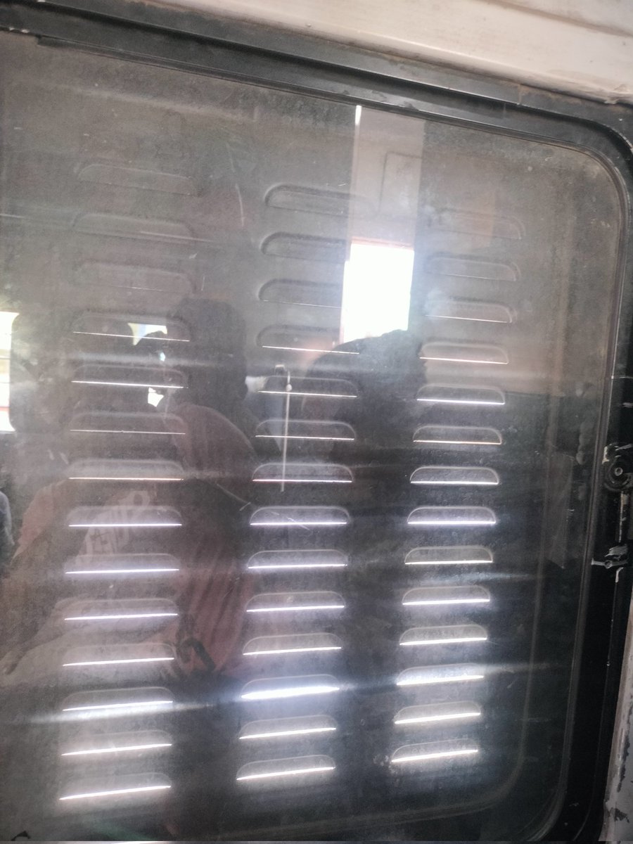 vettalk9's tweet photo. This is the window of train no
- 12023,hwh-patna janshatabdi express.
Coach D2 window -1
I was trying to open that window hundreds of time..
I was continuously calling wd train help seva 139.
@IndianRailMedia 
@EasternRailway https://t.co/LzAb7dDHSQ