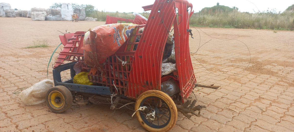 Rebecca4Earth's tweet photo. In @SouthAfrica informal #waste reclaimers make 'scorocoros' to transport #recycling from illegal dumps to sell. This year @WasteAid launch a project supporting #youth reclaimers with training &amp; resources to improve their livelihoods through the @johnlewispartnership foundation. https://t.co/GBOE425ZFd
