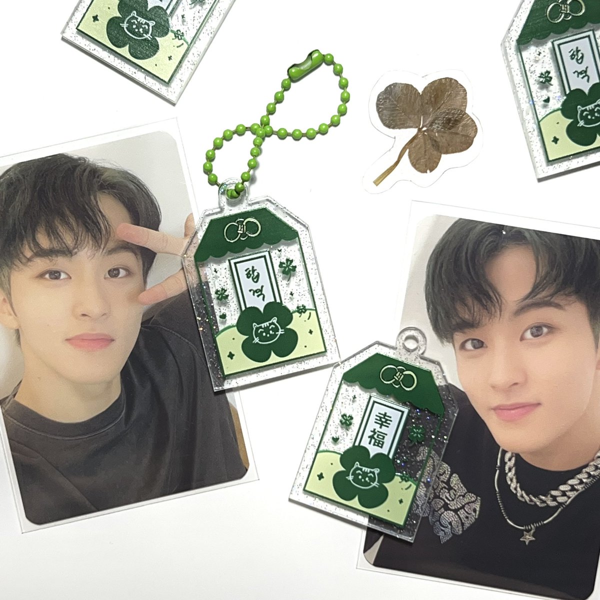_kimchunbae's tweet photo. 📢NCT 127 & 마크 아크릴 재고판매

🖇️https://t.co/5C52nKMKd5

오마모리 & 우리칠 키링 & 믐뭔봉 아크릴 
03/13  ~  (선착순 특전 이벤트)

#RT 추첨 3명 아크릴 키링 증정

- 자세한 공지는 링크에서 참고해주세요:)
- 재판 오마모리는 세트로만 판매합니다!