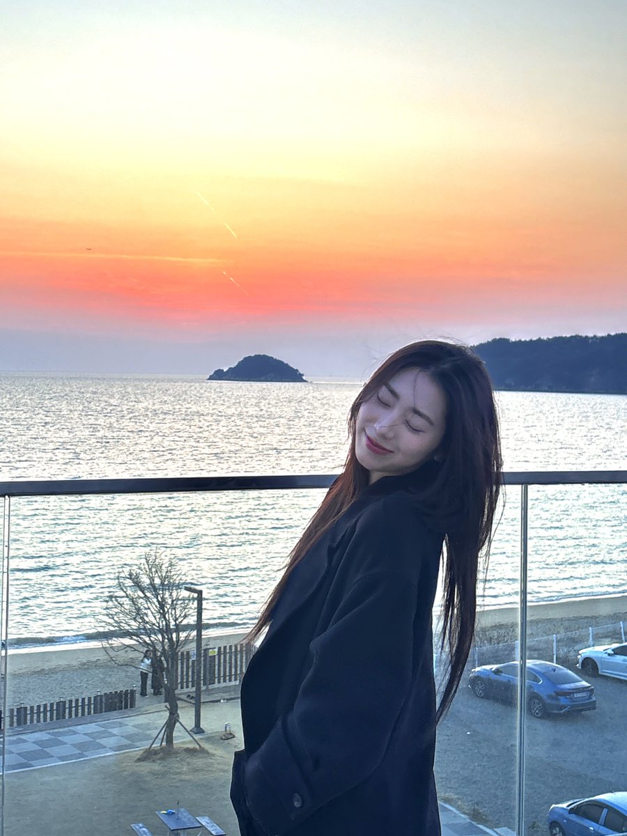 FCENM_ILY1's tweet photo. 🍀 #엘바

지난 주말엔 🌅 

#ILY1PIC #아일리원 #ILY1 #ELVA https://t.co/tPi5utA4e9