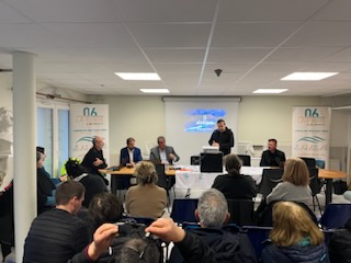LaFibre_06's tweet photo. [#RETOURENIMAGES]

Merci à Mr le Maire de #Pierrefeu, Marc BELVISI et aux administrés venus participer au #forumopérateurs le 8 mars.

#THD06, le #Sictiam et des #opérateurs étaient là pour répondre à vos questions et faciliter votre passage à la #fibre

🌊https://t.co/ehq1RSSfLG https://t.co/T9Ub1zw5d2