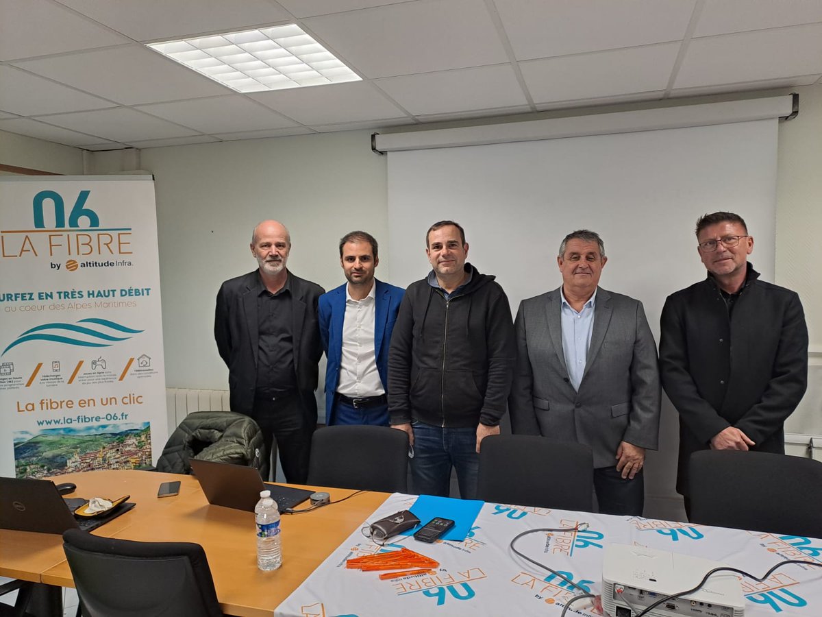 LaFibre_06's tweet photo. [#RETOURENIMAGES]

Merci à Mr le Maire de #Pierrefeu, Marc BELVISI et aux administrés venus participer au #forumopérateurs le 8 mars.

#THD06, le #Sictiam et des #opérateurs étaient là pour répondre à vos questions et faciliter votre passage à la #fibre

🌊https://t.co/ehq1RSSfLG https://t.co/T9Ub1zw5d2