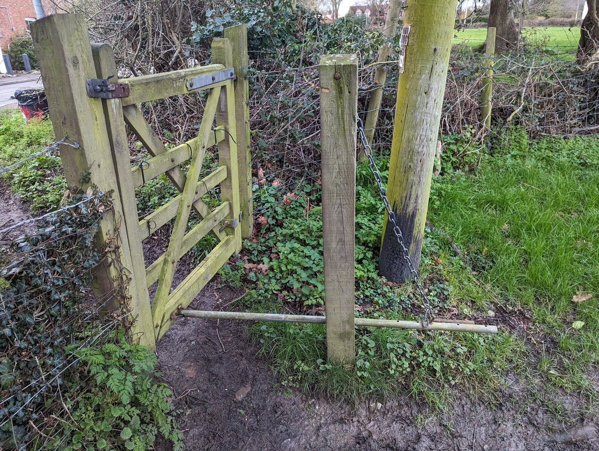 RecyclerBill's tweet photo. Today's #GateOfTheDay, never seen an automatic closure system like this before π² check out the video to see it in action π
#BillsGates
#QuiteInterestingGatesAndLatchesOfTheUK https://t.co/yXfIDiYtmO
