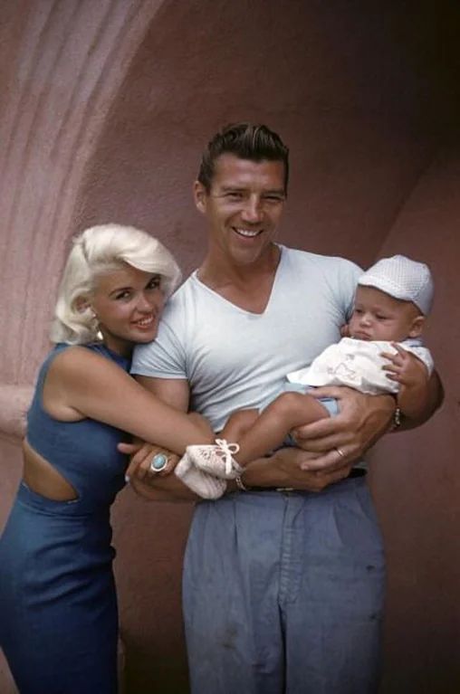 fasc1nate's tweet image. Actress Jayne Mansfield with her husband Mickey Hargitay and their daughter Mariska, 1964.