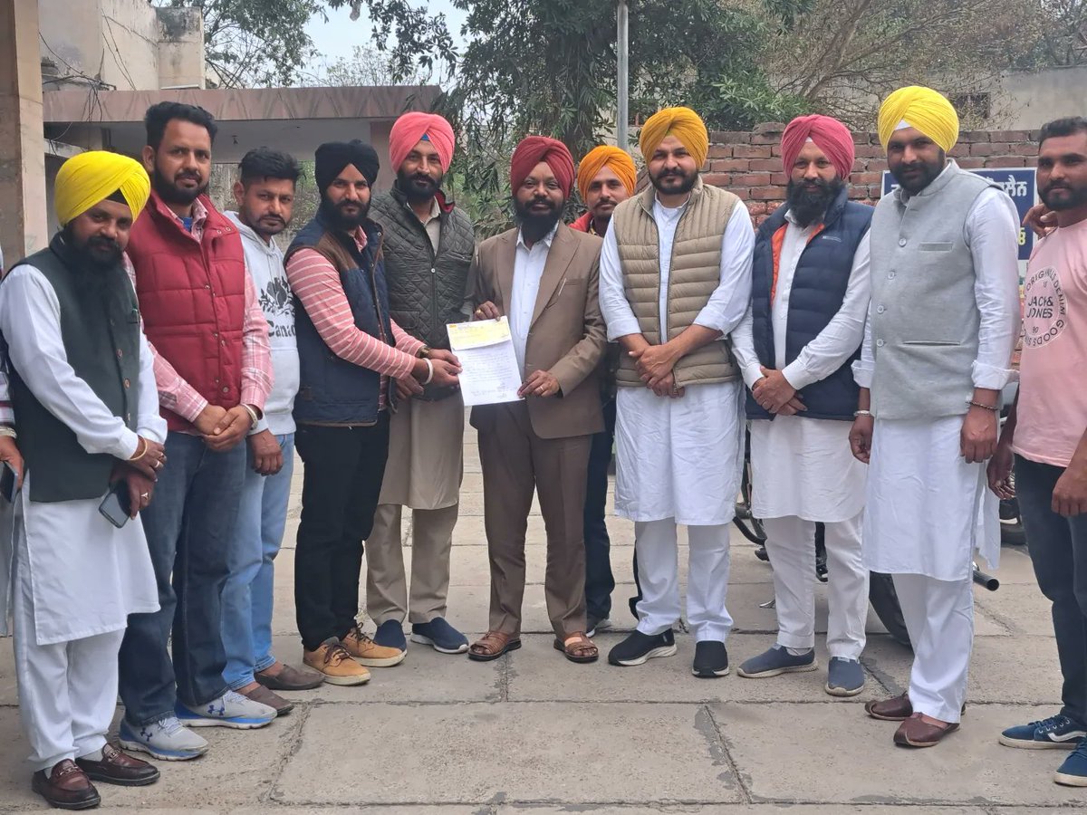 bilaspurmanjit4's tweet image. ਨੌਜਵਾਨ ਖੇਡ ਕਲੱਬਾਂ ਨੂੰ ਸਮਾਜ ਭਲਾਈ ਅਤੇ ਖੇਡਾਂ ਵੱਲ ਉਤਸ਼ਾਹਿਤ ਕਰਨ ਲਈ ਪਿੰਡ ਸੈਦੋਕੇ ਕਲੱਬ ਨੂੰ 25000 ਹਜ਼ਾਰ ਰੁਪਏ ਦੀ ਰਾਸ਼ੀ ਦੇ ਚੈੱਕ ਭੇਂਟ ਕੀਤੇ ਤਾਂ ਜੋ ਇਹ ਨੌਜਵਾਨ ਆਪਣੇ ਗਰਾਊੰਡ ਅਤੇ ਖੇਡ ਸਮਾਨ ਦੀਆਂ ਜਰੂਰਤਾਂ ਨੂੰ ਪੂਰਾ ਕਰ ਸਕਣ ਅਤੇ ਖੇਡਾਂ ਵਿੱਚ ਹੋਰ ਵੀ ਮੱਲ੍ਹਾ ਮਾਰ ਸਕਣ।
#BhagwantMann #palyer #games