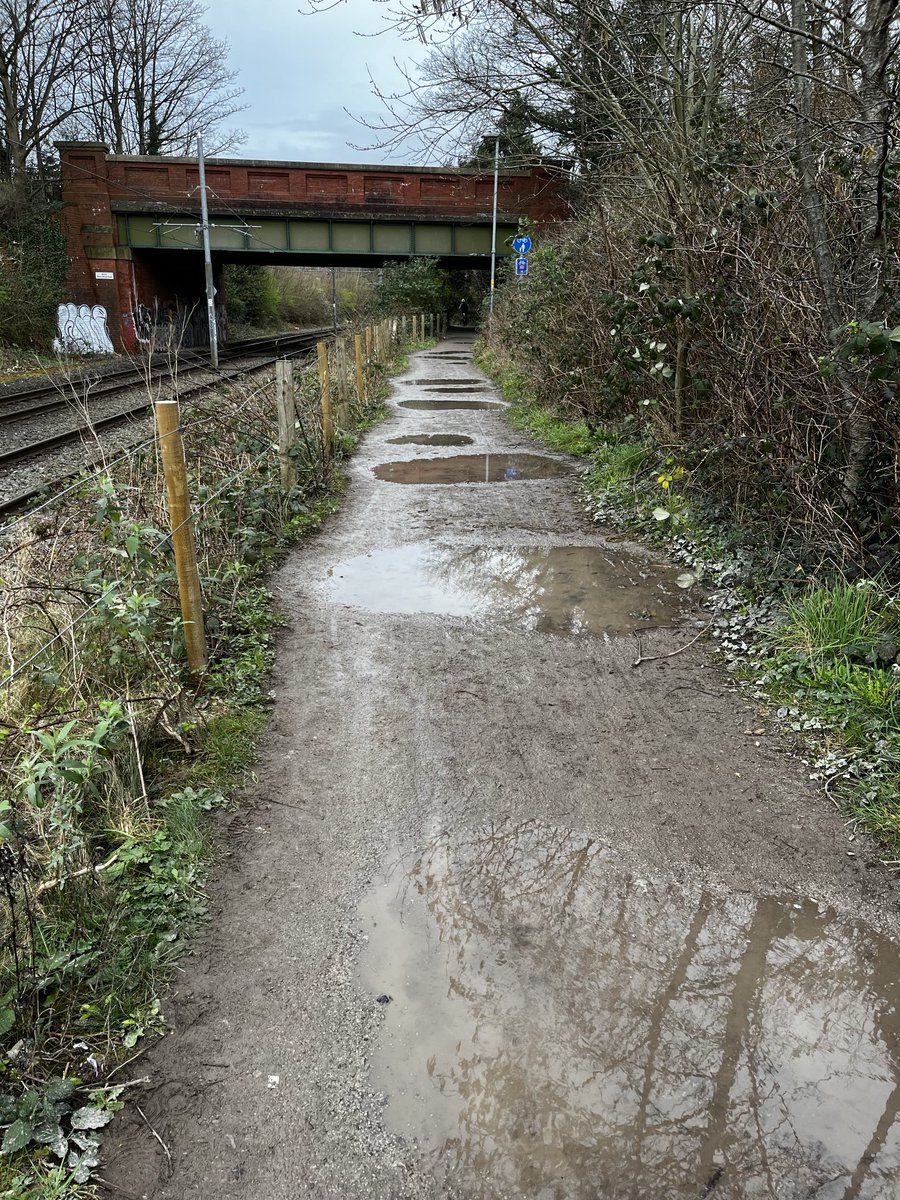 StaffHowson's tweet image. Hey ⁦@ManCityCouncil⁩ ⁦@BeeNetwork⁩ ⁦@Andrew4Didsbury⁩ this is the footpath between East Didsbury metrolink and Parrswood Road every time it rains. Shouldn't be too difficult to fix?