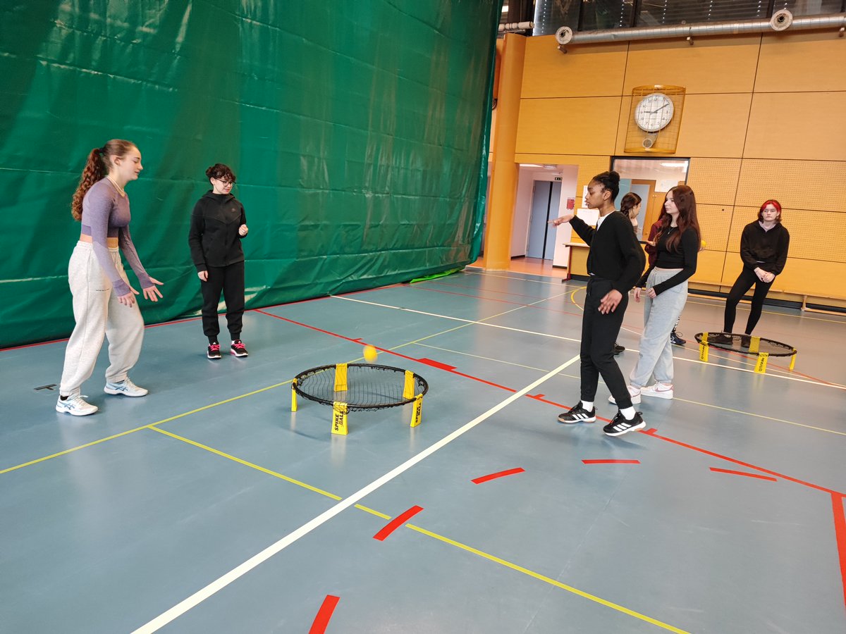 Lycee_Monnet's tweet photo. Le collectif lycéen du Grand Est 2024, associé à l'UNSS, a organisé une matinée dédiée à la pratique du sport par les élèves  de 2nde du lycée Jean Monnet. Belle découverte de sports parfois moins en lumière au quotidien. Bravo et merci à toutes les participantes! https://t.co/hW93NT9itF
