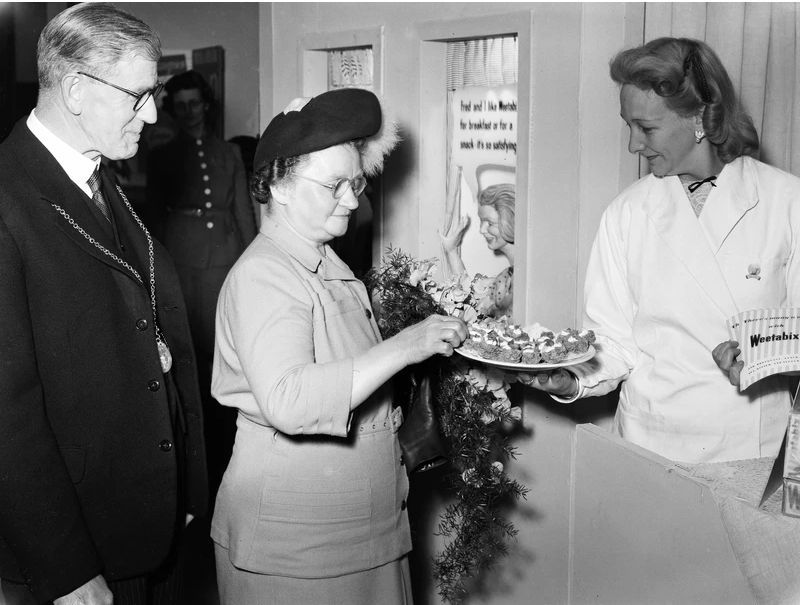 It’s not just dances, concerts & wrestling that have entertained us at Perth City Hall, who knew that #Weetabix has been around for so long? This photo shows visitors trying Weetabix samples at the Ideal Homes Exhibition in May 1949.

📸 Flood/Cowper Collection, #PerthArtGallery