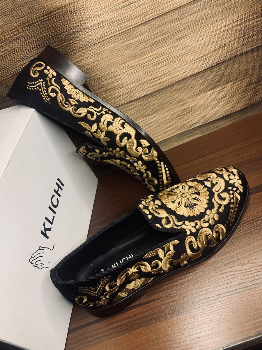 Klichi_wears's tweet photo. #monogram
For both gender 🔥
Made from genuine leather, velvet, suede
#love #leatherwallet
#handbag #leatherwork #leatherworks #handwork #handmade #customworks #fashion #shoemaker #madeinlagos #lagos #nigeria https://t.co/aFJgkYlFUI