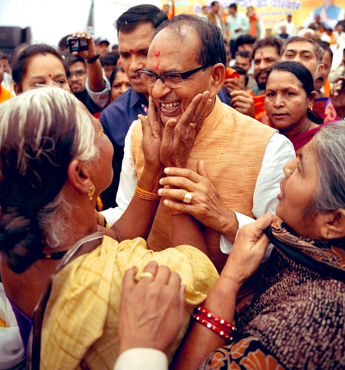 बस यूँ ही माँ हाल-चाल पूछ लेती है... आगे बढ़ने का, कुछ अच्छा करने का आशीर्वाद दे देती है।