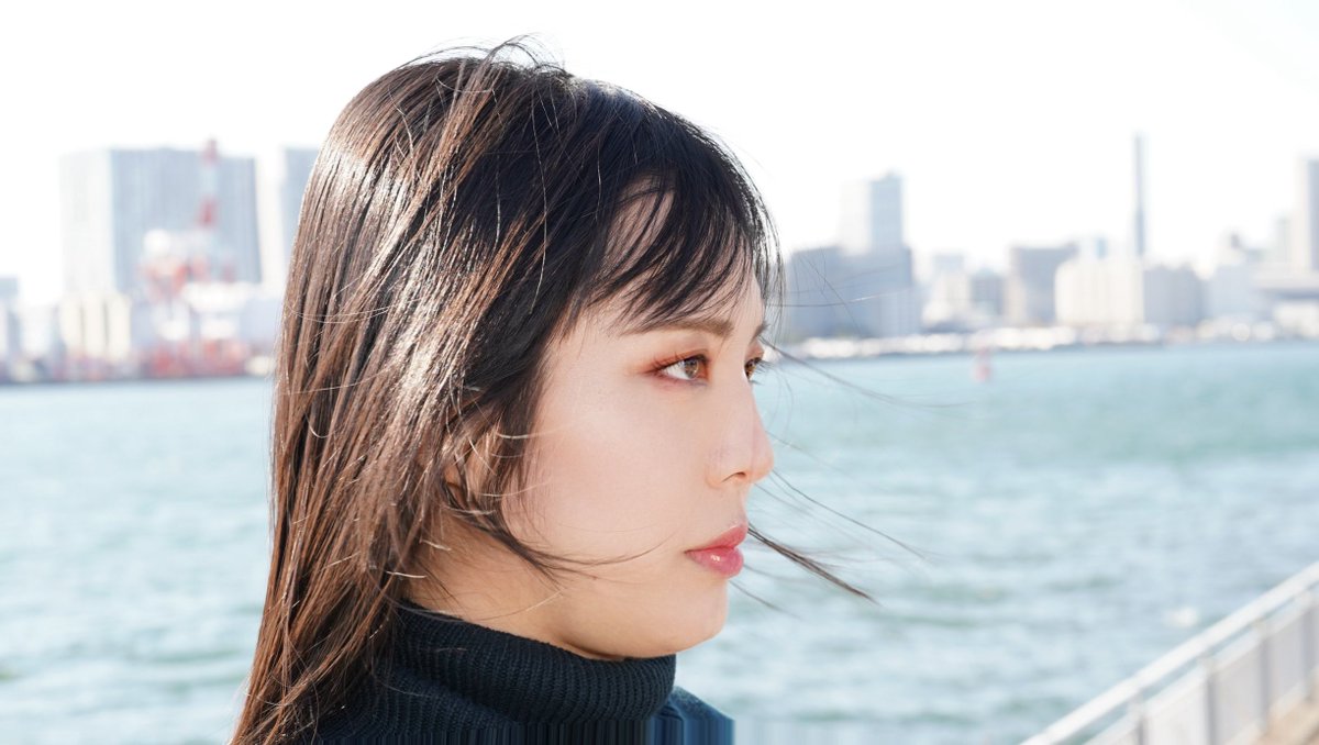 HashimotoKotoe's tweet photo. コロナ禍、女子小学生の娘に「覚醒剤入りコーヒー牛乳」を飲ませ、

彼氏の性器を執拗に舐めさせる様子を撮影して遊んでいた母親が逮捕された。

「娘を使い彼氏との関係性を保ちたかった」と裁判で認定された。

実は「子どもを性奴隷にする」というのは単独親権の正しい使い方なんじゃ。
知ってた？

今月8日、政府は離婚後に

単独親権か共同親権か選択または審判できる民法改正案を閣議決定した。

「単独親権」という権利そのものが守られることになったんじゃ。

そもそも単独親権ってなんじゃろな？

世の中には沢山の権利があるよな。

著作権とか物権とか。

それぞれの権利には、なぜその権利が発生したのか歴史的理由があるんじゃ。

そこで今、世の中を騒がせている「単独親権」は何故発生したのか話す。

これはローマ法が元なんじゃ。

東ローマ帝国で考えられた法を独仏が採用し、明治時代の日本に輸入された。

ローマ法が「単独親権」を定めたのは、

当時、子どもは家畜として売買可能であり、奴隷として労働力にされていたからじゃ。

だから勝手に教育されたら迷惑じゃろ？　

「君は人間だ！奴隷じゃない！」とか教育されたら

いつか反抗するかもしれんからな。

だから、子どもを家畜として「所有」する権利として、

単独親権が定められたんじゃ。

このローマ法に対して、

ゲルマン法は子どもを家畜や奴隷とは考えず、両親が『子どもを愛して育てる権利』を定めている。

どっちも今から1500年以上前のもの。

ちなみに、日本の民法はローマ法を元に作られ、皇室典範はゲルマン法を元に作られたぞ。

そう考えると、

単独親権下の子どもを性奴隷にしたり虐待したり、

養子縁組にして海外に売却することは、

単独親権の正当な使い方と言える訳じゃ。

奴隷に産ませた子とかは当然、売買対象になっていた時代の権利じゃからな。

馬鹿が！！！！！

つまり、単独親権とは基本的人権が存在しない世界を前提にした権利じゃ。

人権が認めらた世界では存在してはならない権利なんじゃ！！

ゲルマン民族のドイツでは「単独親権」という概念自体が40年以上前に廃止されている。

子どもは誰にも支配されないからじゃ。

こう理解すると、日本のほか、世界で北朝鮮とインドだけ

単独親権を認めている理由が何となくわかるじゃろ。

どちらも子どもの人権がなく、労働力じゃからな。

子どもの腕を切り落として物乞いさせ、親がそのお金を得たりな。

つまり、子どもを家畜（性奴隷や労働資材）だと認識する立場からだと

単独親権絶対死守なんじゃよ。

もちろん、ワシが知ってるくらいなんじゃから、

裁判官も総理大臣も単独親権の意味を分かってるよ。

分かってるからこそ単独親権を法制化として残すわけじゃ。

子どもという家畜を取り上げられたら嫌じゃからな。

口では「子どもの福祉」とかいうが、

子どもを人間だと思ってないんじゃよ。

1人親は「子どもに危害を及ぼす証明があるとき」のみ認めるべきじゃ。

つまり、子どもへの危害で片方の親が服役した場合のみじゃ。

もし収監されていないなら日常生活でも危険じゃからな。その場合、1人親家庭ではなく児相で保護すべきじゃ。

ワシがこの問題に関心を持ったのは、

1人の男の子が死んだ話を知ったからじゃ。

母親に連れ去られた小さな男の子がいた。

ある日、バス停で母親がスマホに夢中になってるとき、道路対岸を歩く男性の後ろ姿が目に入った。

「お父さんと同じカバンだ！お父さんかもしれない！」

男の子は道路に飛び出し、「お父さん！」と叫びながら走った。

そこで轢かれ、胸部を強くうち、３日後に死亡した。

看護師や医師らに「お父さんかと思った。お父さんに会いたい」と言い残し、亡くなった。

亡くなるまで時間はあったのに、母親は男の子とお父さんを会わせず、連絡もしなかった。

後に法律に基づきカルテ謄写した父親によって明らかになった事実じゃ。

実に単独親権を正しく使っているな。

奴隷の要望を聞く必要はないからな。

こんな最低の権利を！

岸田政権は継続して認める決定をした！

北朝鮮同様に！

ふざけるな！　ふざけるな！　

血も涙もないのか！

単独親権そのものを廃止せよ！

写真は日本の行く末を憂うワシじゃ。

みんなの意見を聞かせてな！

最後に宣伝させてな！

ワシの新刊『われ、正気か！』が発売された。家族の在り方とは何か。

家族と家族の集合体が国家となるため家族を政策で保護すべき理由を全て広島弁で書いた。

読んで深く知り、一緒に日本を守ろうな！
https://t.co/ruJIvj5hNT
電子版も各社あるんじゃ！

また、読んだ人も読んでない人も地元図書館に無料リクエストしてな！
Amazon高評価もお願いじゃ！