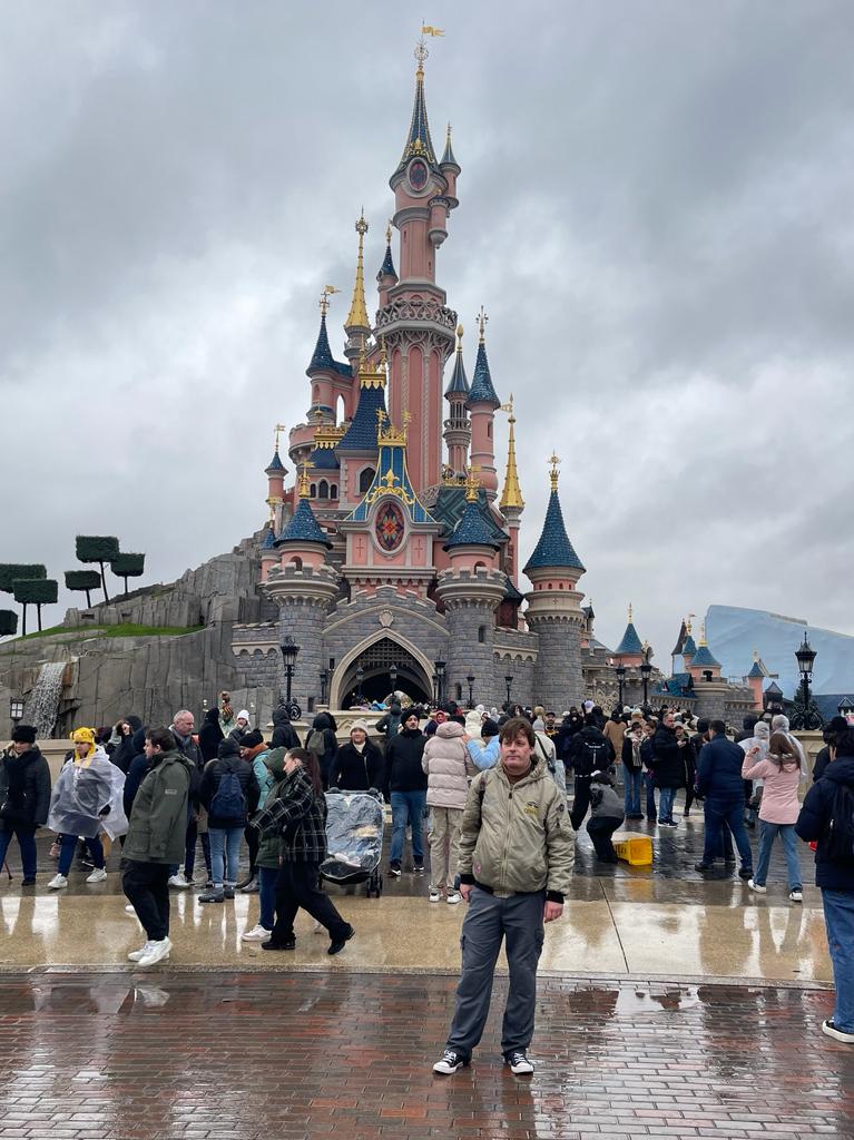 BasvanWoesik76's tweet photo. Het Sleeping Beauty kasteel in #DisneylandParis blijft geweldig mooi een moment van de realiteit even vergeten en dat is af en toe echt goed #Disney magie!!! @Disney @DisneyD23 @DisneylandNL @DLPNewsEN @DisneyStudios @WaltDisneyCo @TWDCArchives https://t.co/O7qkrlyEM1