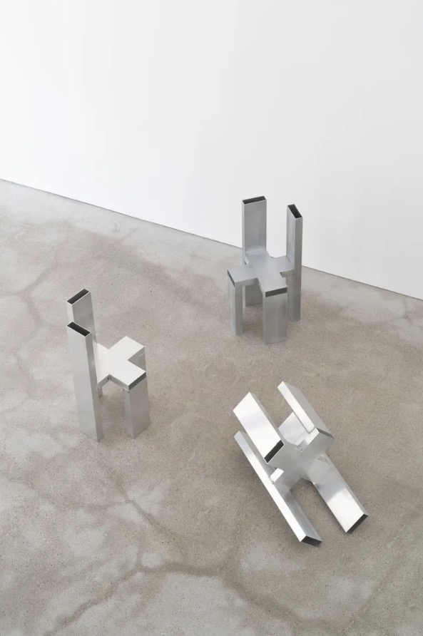 THEFARMparis's tweet image. 🕳 #DesignFocus : Sisan Lee&apos;s furniture shows traces of its manufacturing
♟ Dan Howarth via @wallpapermag 
••• wallpaper.com/design-interio…