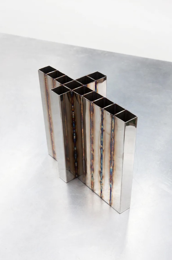 THEFARMparis's tweet image. 🕳 #DesignFocus : Sisan Lee&apos;s furniture shows traces of its manufacturing
♟ Dan Howarth via @wallpapermag 
••• wallpaper.com/design-interio…