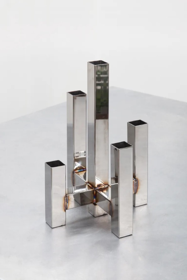 THEFARMparis's tweet image. 🕳 #DesignFocus : Sisan Lee&apos;s furniture shows traces of its manufacturing
♟ Dan Howarth via @wallpapermag 
••• wallpaper.com/design-interio…