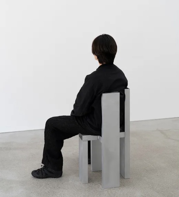 THEFARMparis's tweet image. 🕳 #DesignFocus : Sisan Lee&apos;s furniture shows traces of its manufacturing
♟ Dan Howarth via @wallpapermag 
••• wallpaper.com/design-interio…