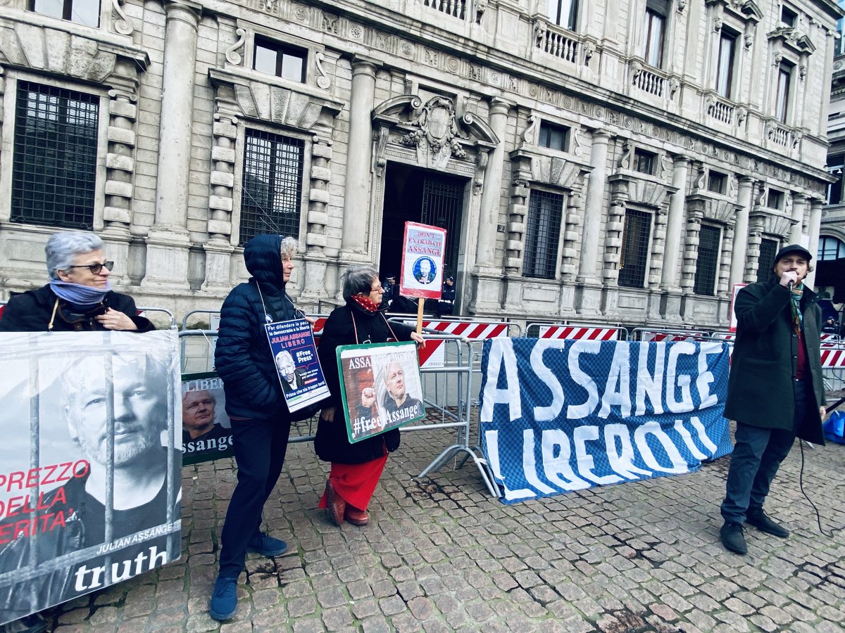 A Milano bloccata la cittadinanza onoraria a #JulianAssange. Scandaloso. Negato dal Consiglio comunale un gesto simbolico di solidarietà nei confronti del fondatore di #Wikileaks. Una decisione politica che proviene da una giunta che si dice di centrosinistra. #freeassagenow