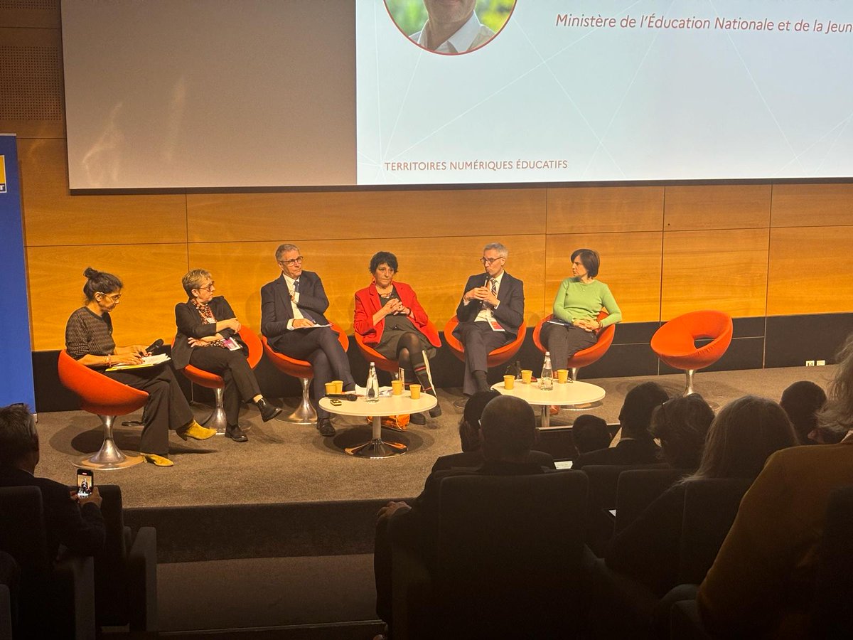 🌐💻#TNE38 | Ouverture de la table ronde "TNE de l'Isère et parentalité numérique" par la rectrice <a href="/HeleneInsel/">Hélène Insel</a> accompagnée de <a href="/JPBARBIERISERE/">Jean-Pierre BARBIER</a> et de <a href="/audranlebaron/">Audran Le Baron</a>. Table ronde animée par @louisetourret, journaliste et productrice du magazine Être et Savoir de <a href="/franceculture/">France Culture</a>