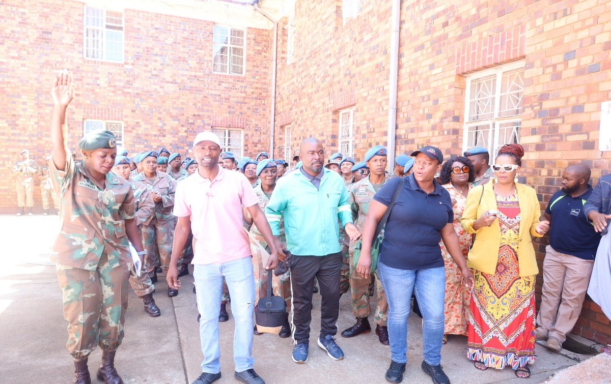 SANDF_ZA's tweet photo. READ|| 17 Maintenance Unit’s Quarterly Staff Awards Are a Powerful Morale Booster to the Unit Members.

https://t.co/eDDPE1qzFy

#SANDF
#MaintenanceUnit https://t.co/zHleqA1qZF