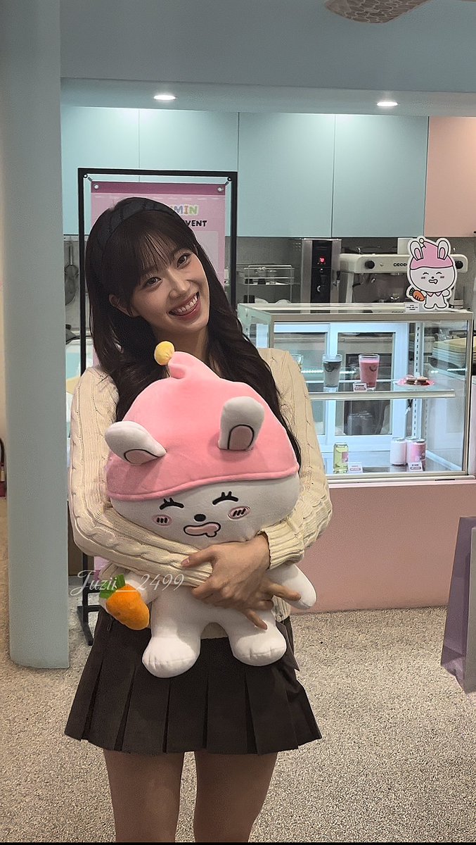 SUMINLOOK's tweet photo. sumin in real life >>

#STAYC #SUMIN #수민 #스테이씨 https://t.co/unkVkcLWzO