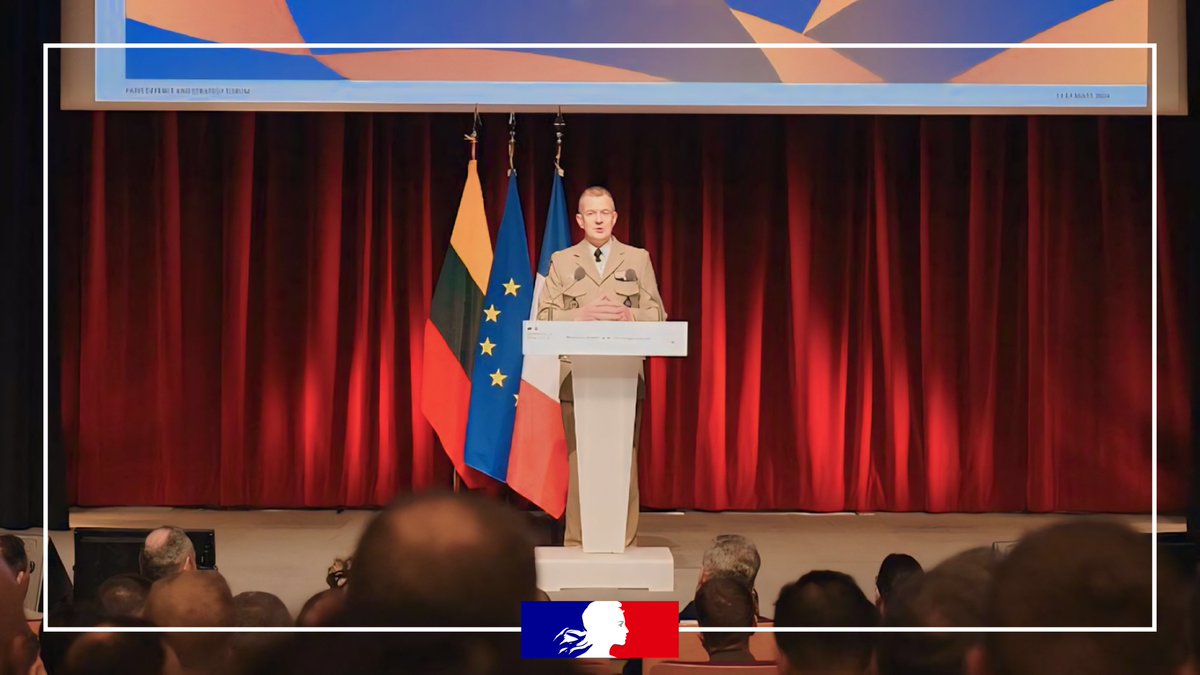 Académie de défense de l'École militaire (@acad_em) on Twitter photo Le général Benoît Durieux <a href="/DIRIHEDN/">Général Hervé de Courrèges</a>, président de l’<a href="/acad_em/">Académie de défense de l'École militaire</a>, ouvre le #PDSF2024 sur le thème de "L'Europe à la croisée des chemins":
📍"Jamais nous n’avons été, jamais depuis quarante ans l’Europe n’a été dans une situation plus menaçante et plus tragique que celle où nous Le général Benoît Durieux <a href="/DIRIHEDN/">Général Hervé de Courrèges</a>, président de l’<a href="/acad_em/">Académie de défense de l'École militaire</a>, ouvre le #PDSF2024 sur le thème de "L'Europe à la croisée des chemins":
📍"Jamais nous n’avons été, jamais depuis quarante ans l’Europe n’a été dans une situation plus menaçante et plus tragique que celle où nous